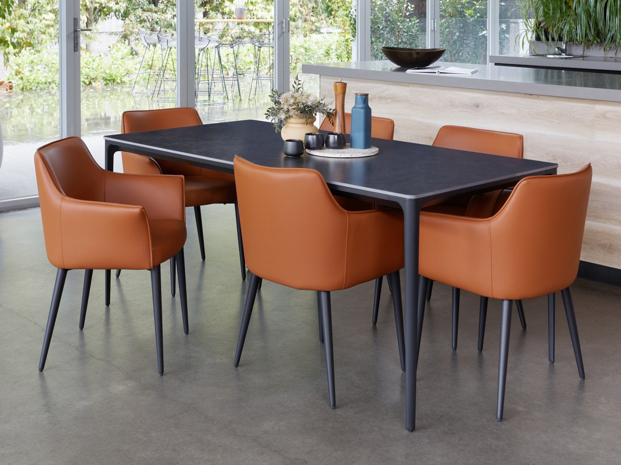 Magnus dining table
