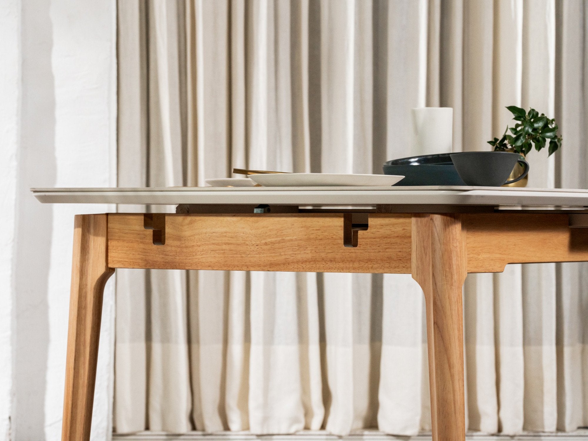 Norway extension dining table