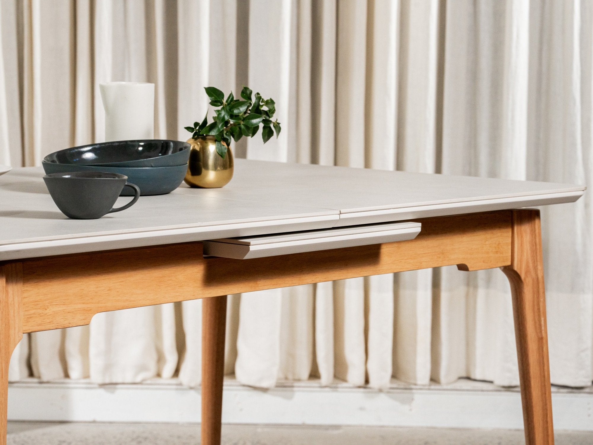 Norway extension dining table