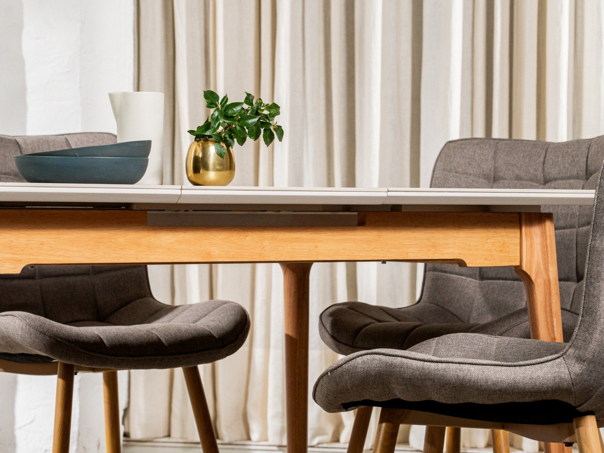 Norway extension dining table