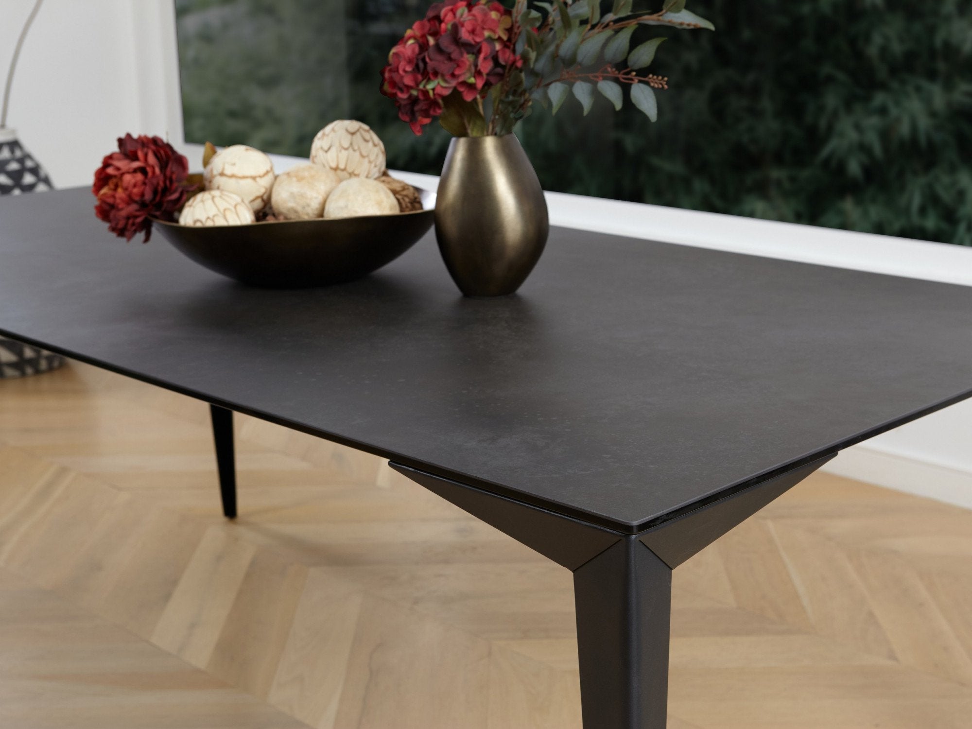 Orion 2000 Nero dining table