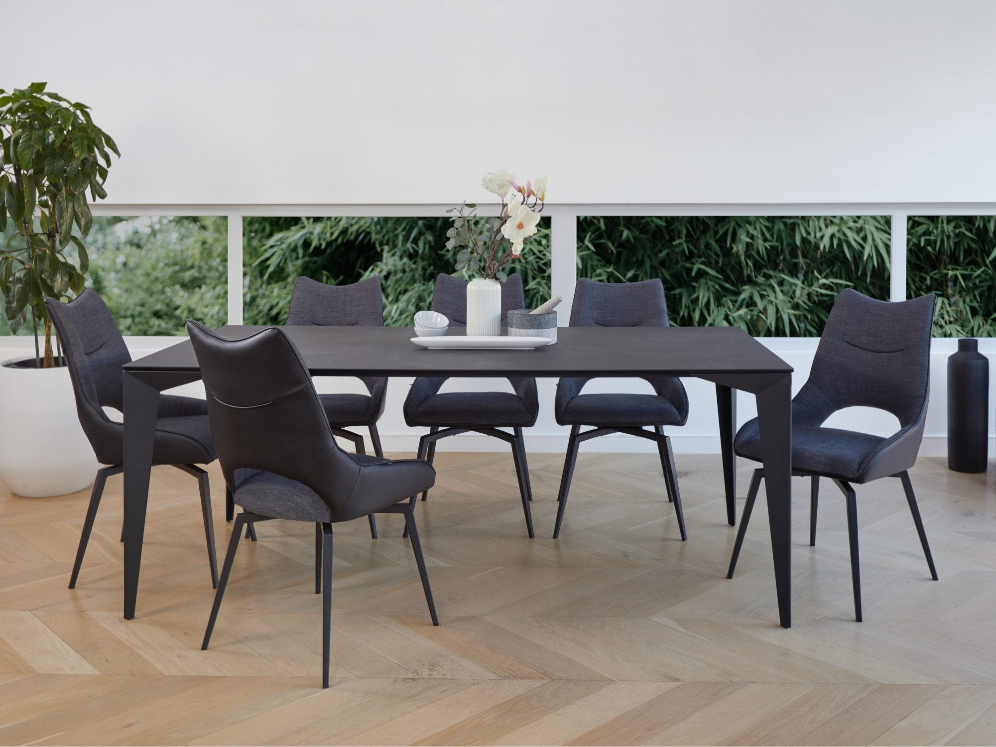 Orion 2000 Nero dining table