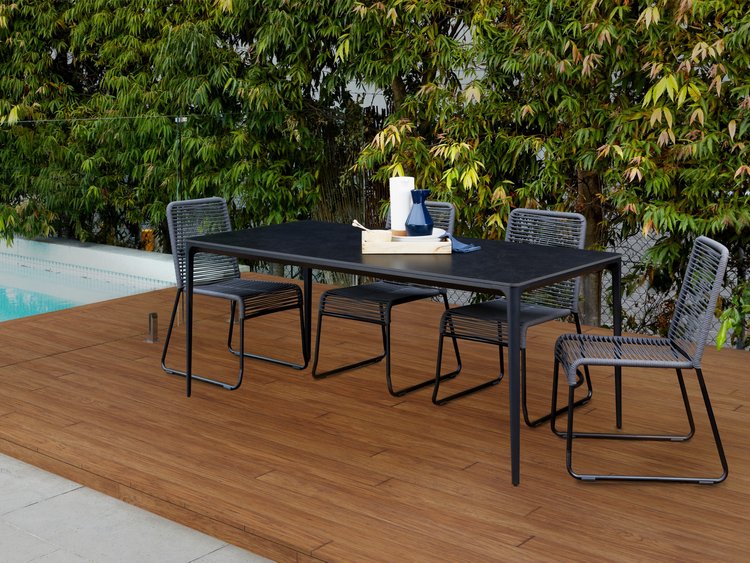 Magnus dining table