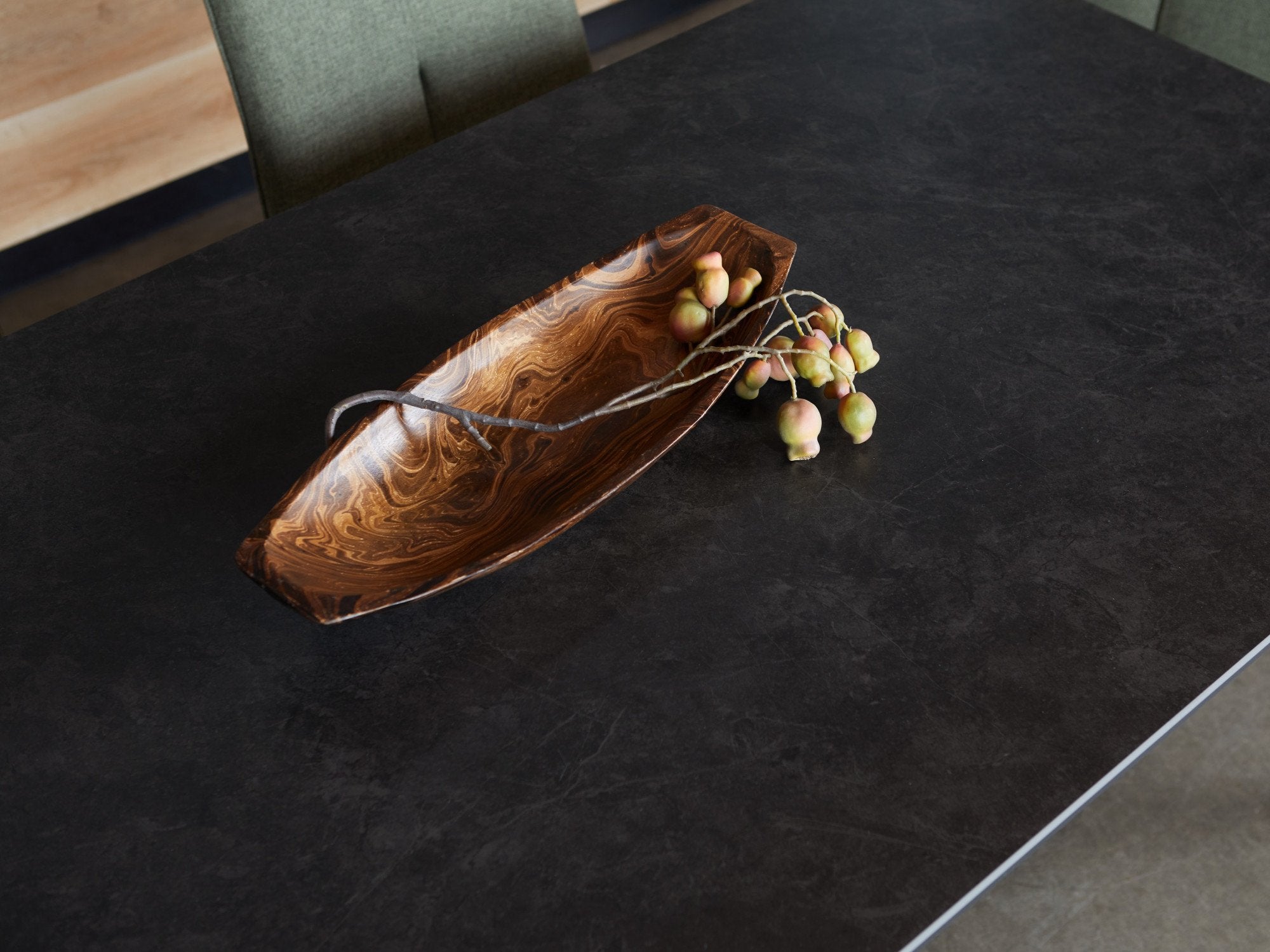 Magnus dining table
