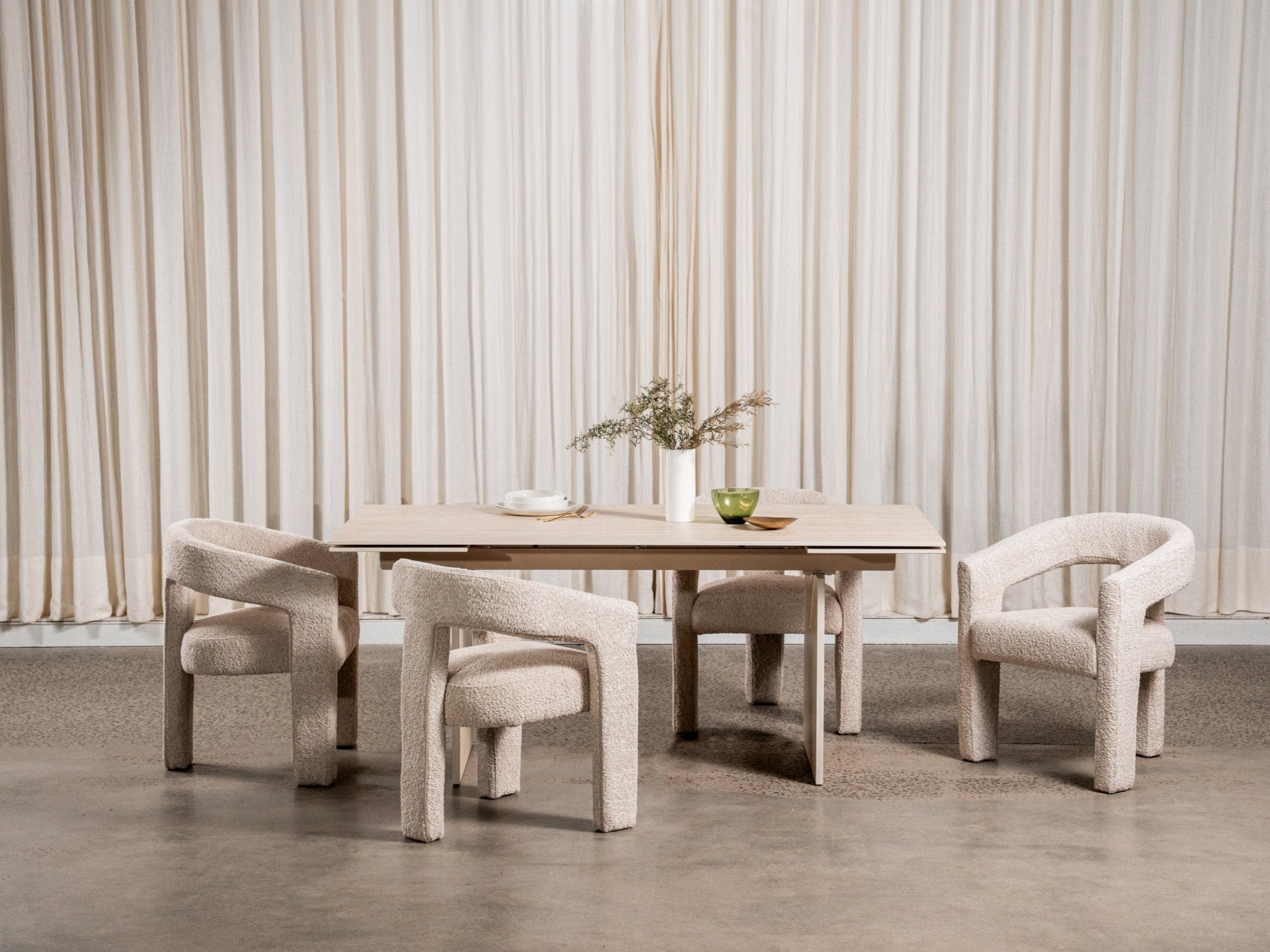 Nero dining table