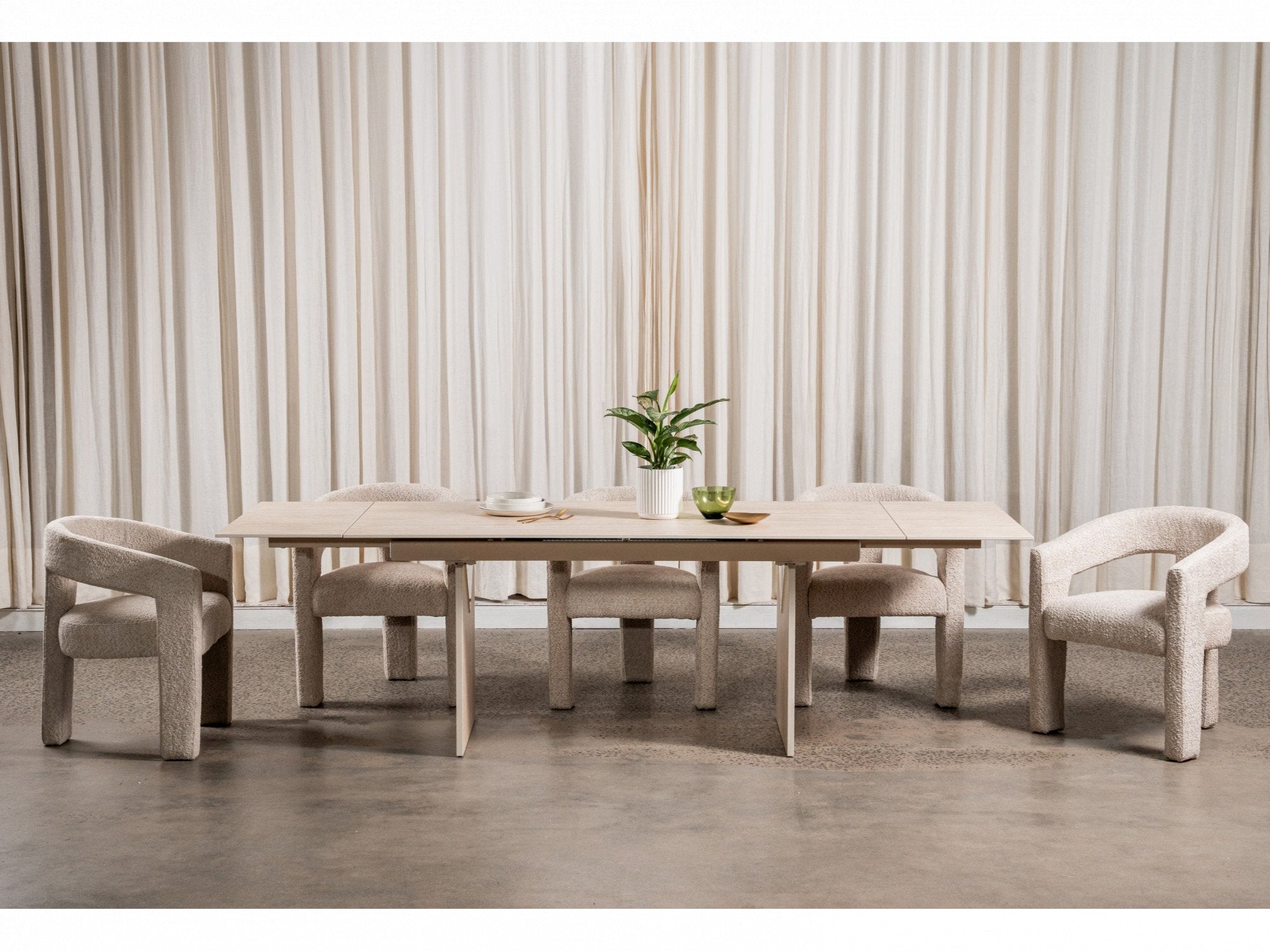 Nero dining table