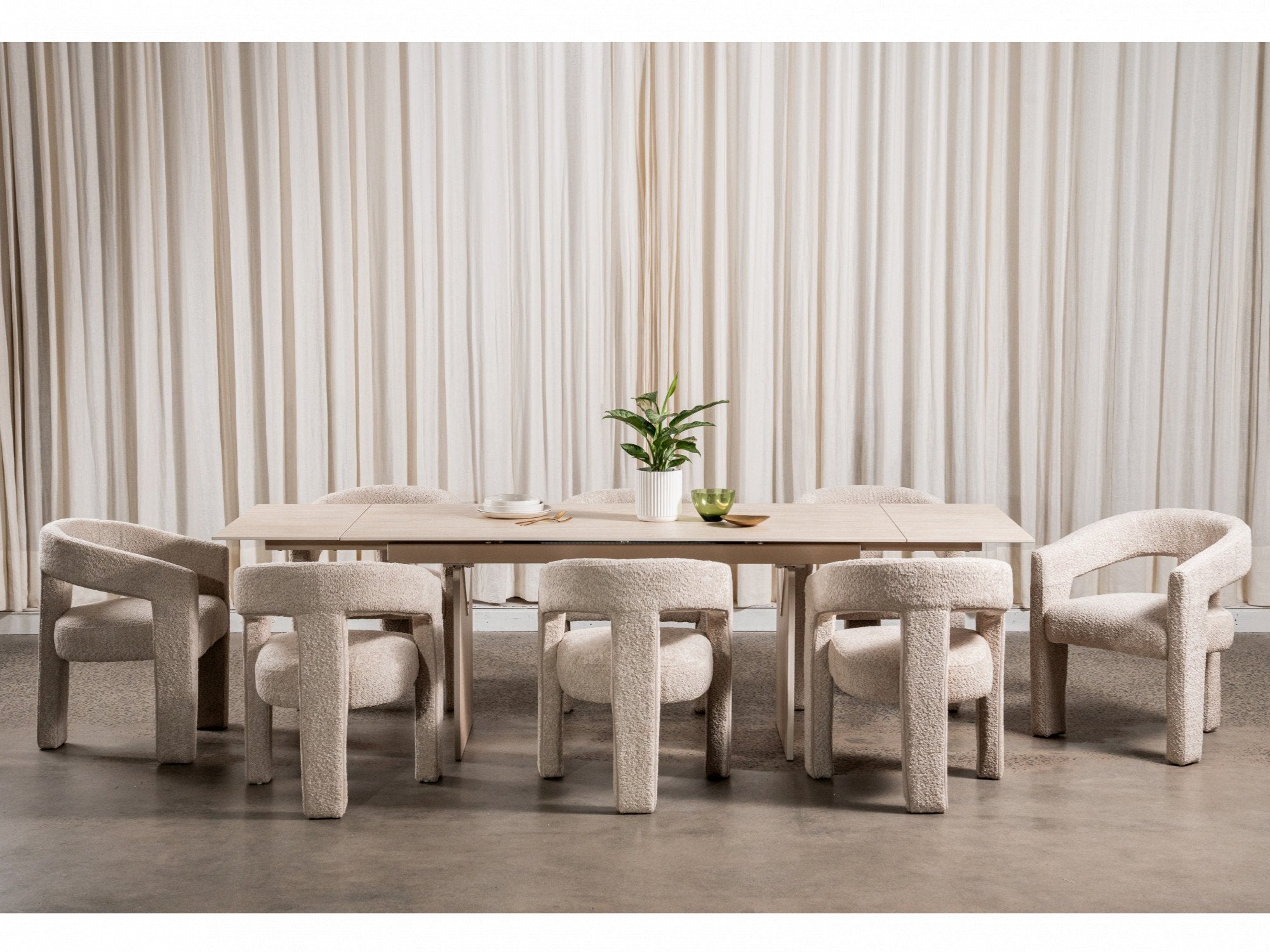 Nero dining table
