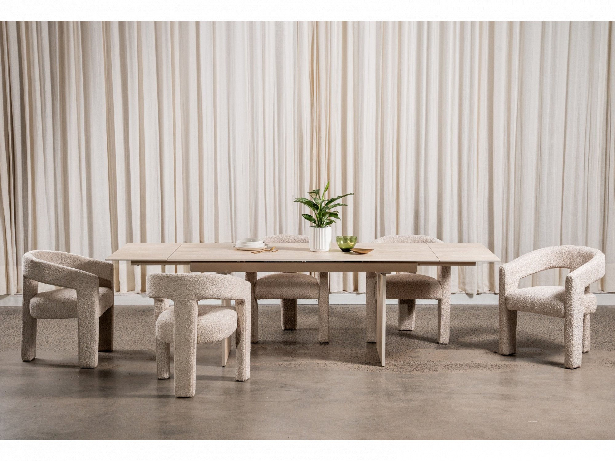 Nero dining table