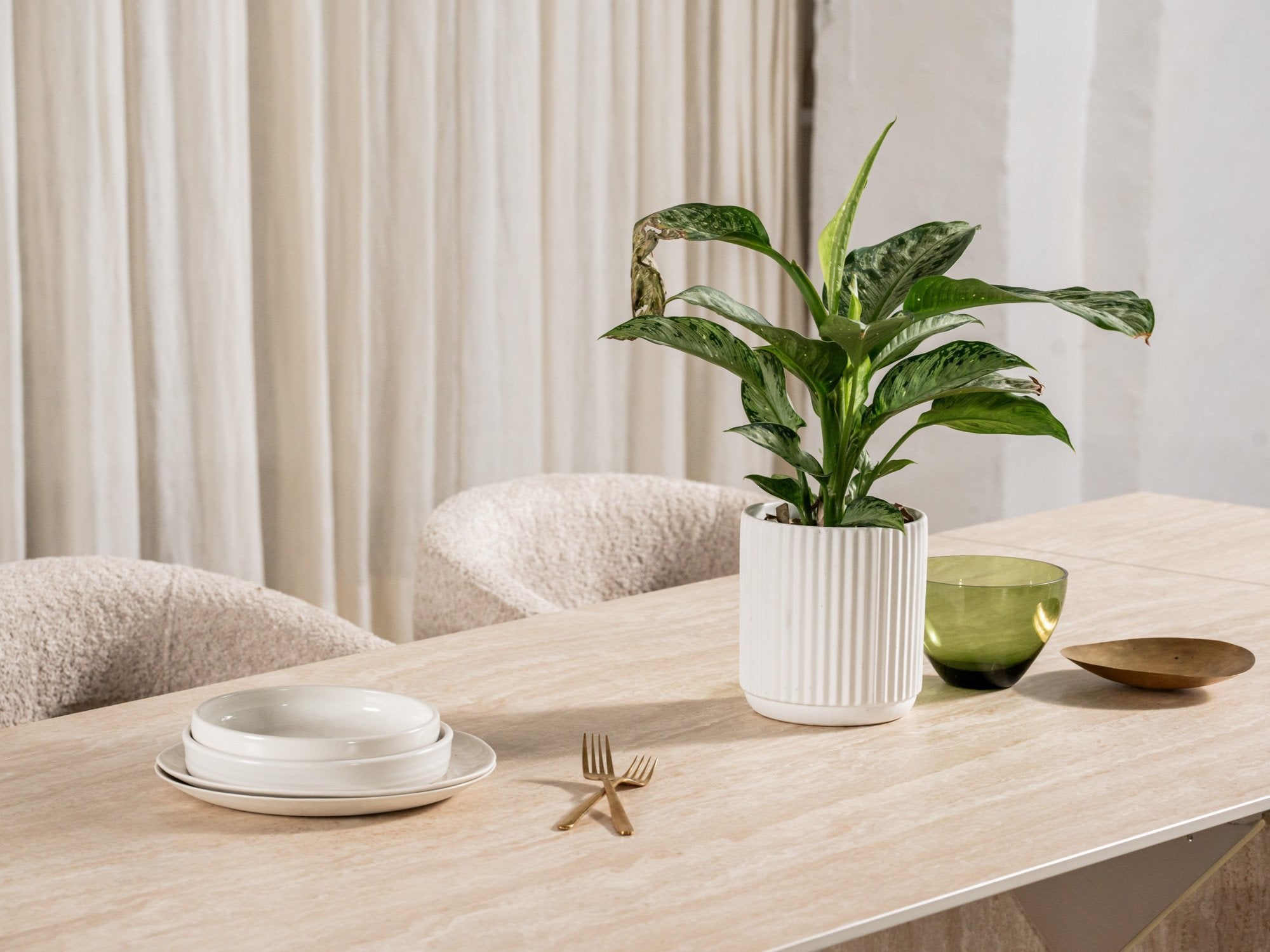 Nero dining table