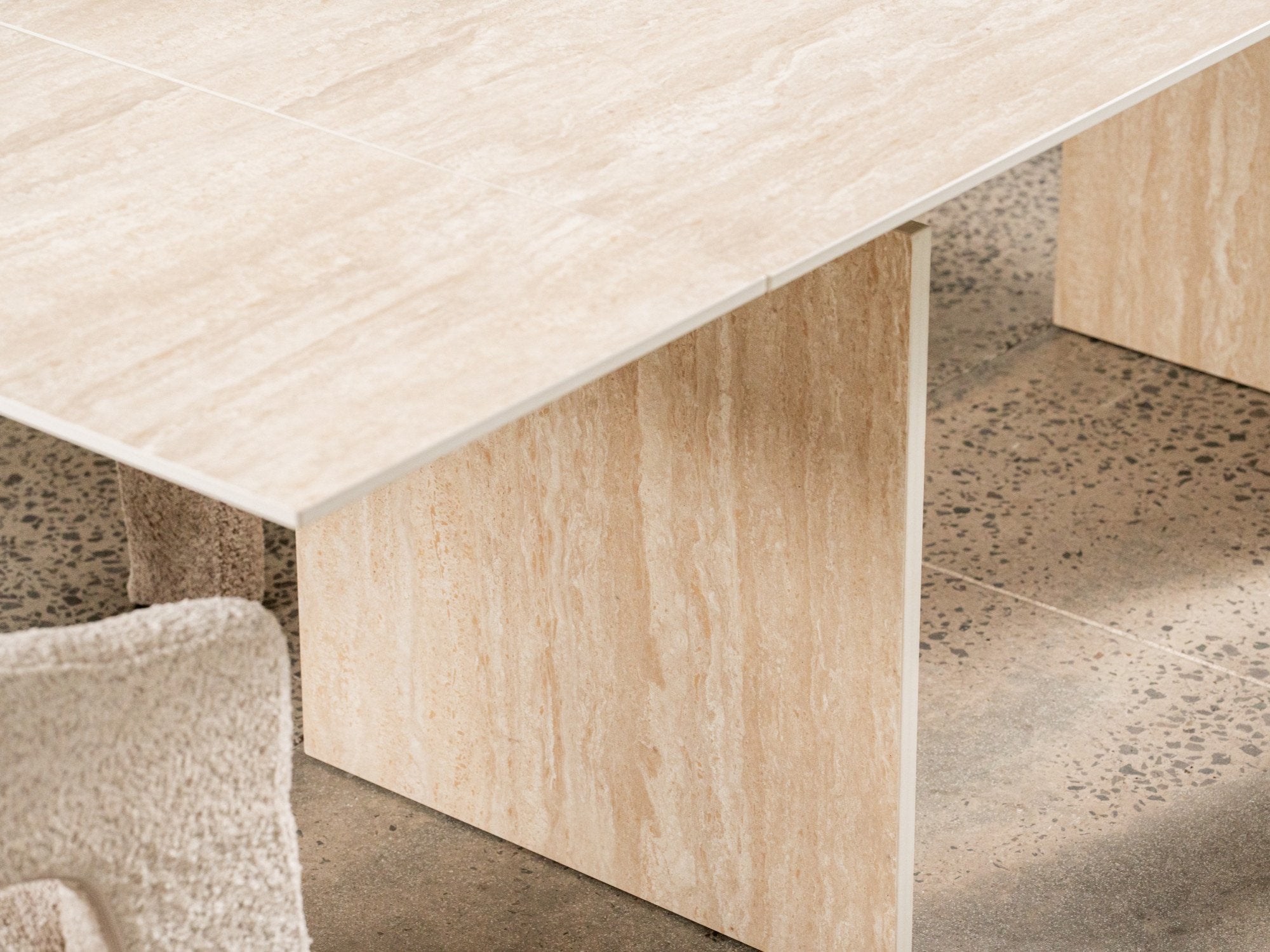 Nero dining table