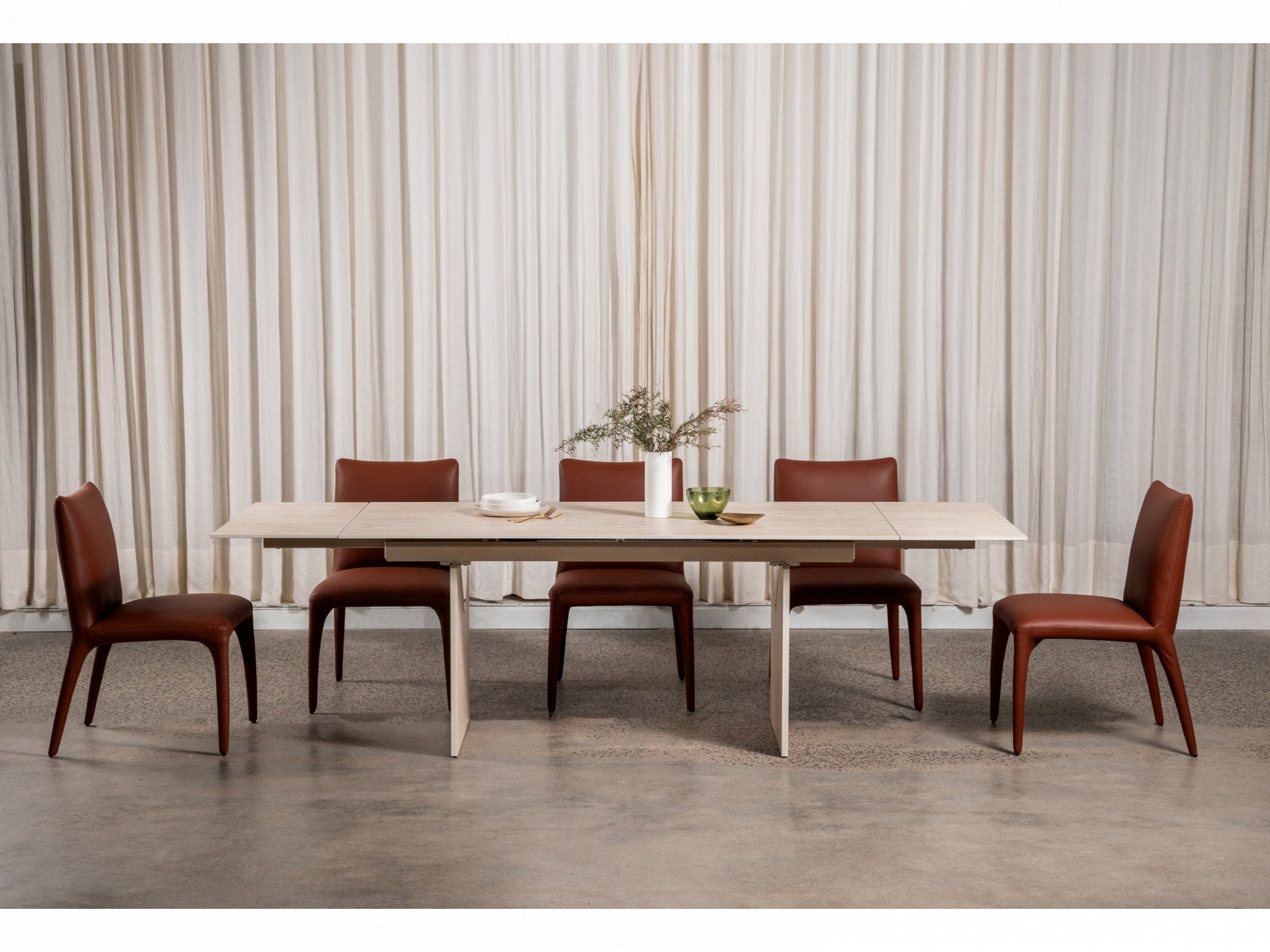 Nero dining table