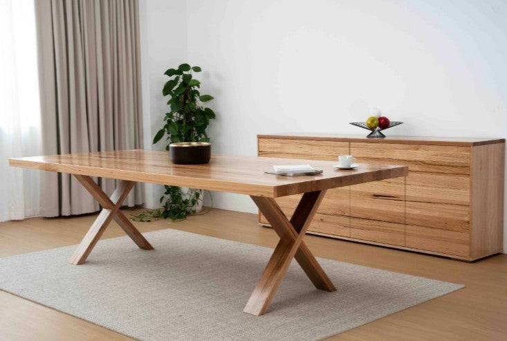 Everlast dining table