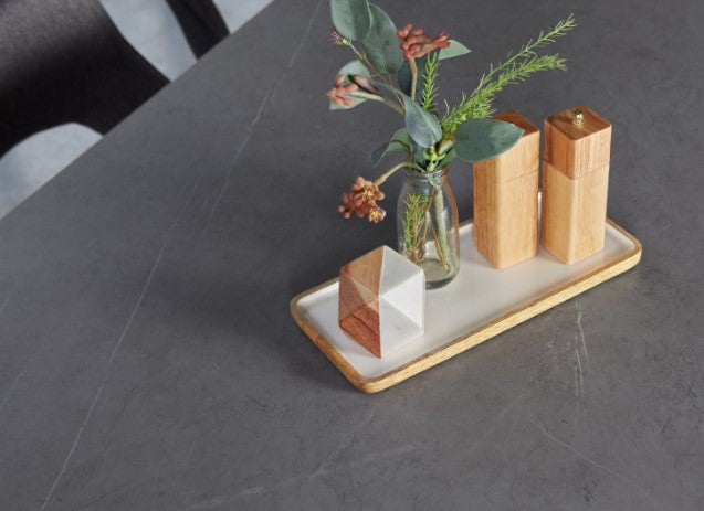 Magnus dining table